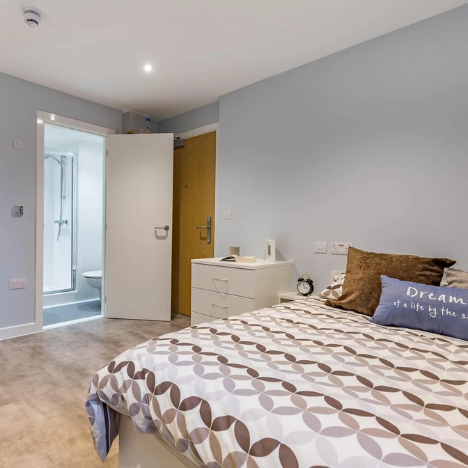 7 Bed Premium Studio - Image 1