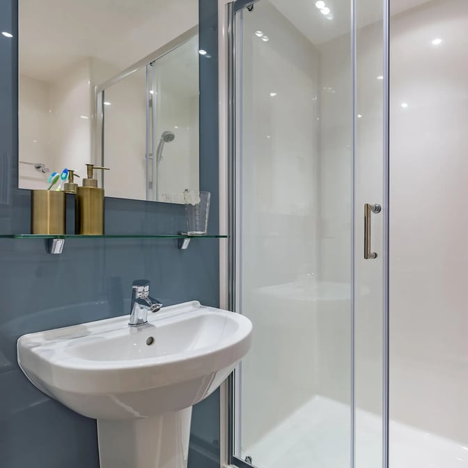 6 Bed Club En-suite - Image 9