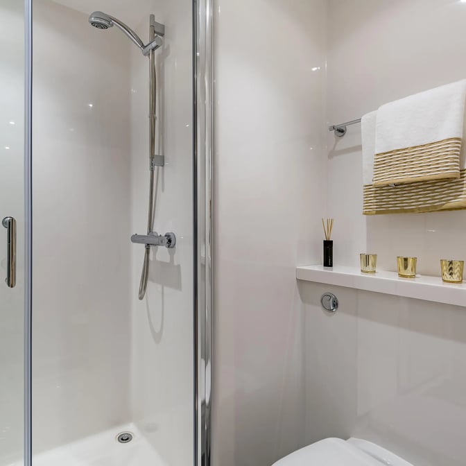 7 Bed Premium Studio - Image 8