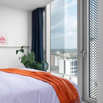 Bed in a three bedroom plus apartment - Image 5