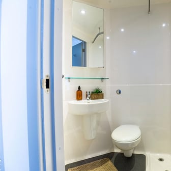 Classic En-suite - Image 5