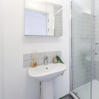 En Suite - Image 5