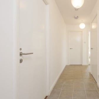 2 Bed Flat With Study - Image 1