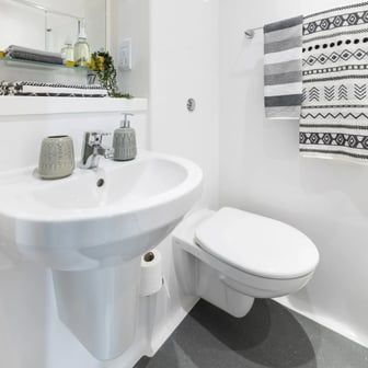 Gold En Suite - Image 3