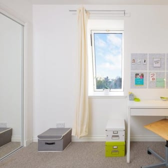 2 Bed Flat With Study - Image 2
