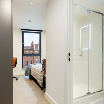 Cozy En Suite - Image 9