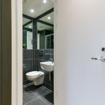 Ensuite Bedroom-Kings Cross - Image 2