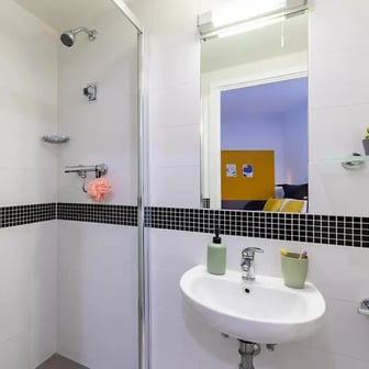 Large En Suite - Image 5