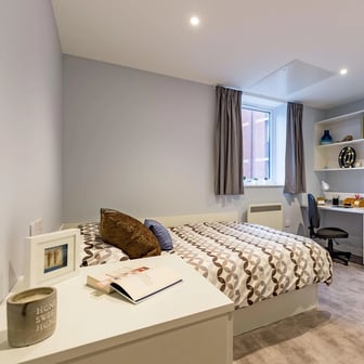 5 Bed Standard Studio - Image 1