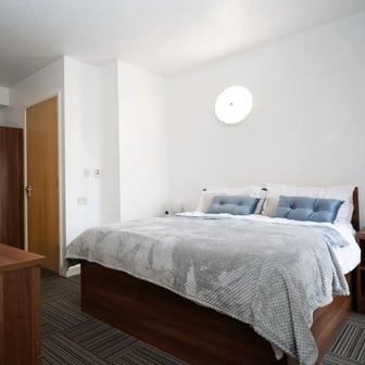 Large Double En-suite - Image 1