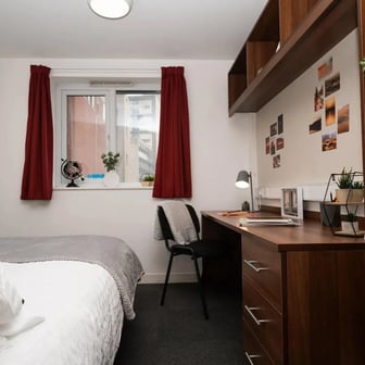 Large Double En-suite - Image 1