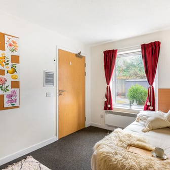 Classic Room - 4 Bed Shared House - Image 2