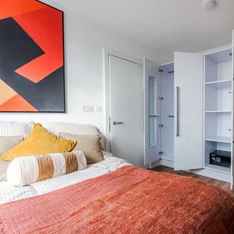 Upper Deluxe 2 Bedroom Apartment - Image 8