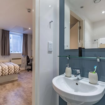 5 Bed Standard Studio - Image 8