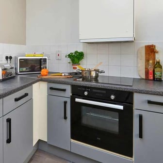 Shared Apartment Classic - Image 5