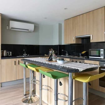 Ensuite Penthouse - Image 5