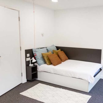 Large Premium Studio Accessible - Image 1