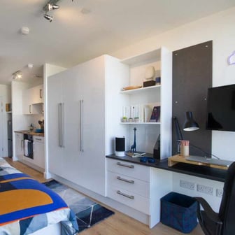 Gold Penthouse River Studio, Floor 9 - Image 2