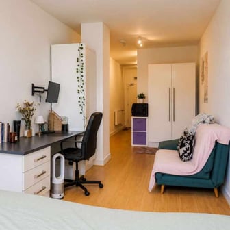Silver Extra-Large Courtyard Studio, Floors 1-7 - Image 1