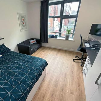 Silver Extra-Large Courtyard Studio, Floors 1-7 - Image 1