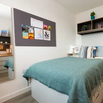 Bronze Shared House - Image 1