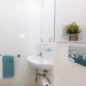 Silver Ensuite - Image 5