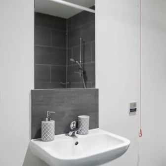 Gold Ensuite Accessible - Image 3