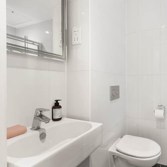 Silver En Suite - Image 4