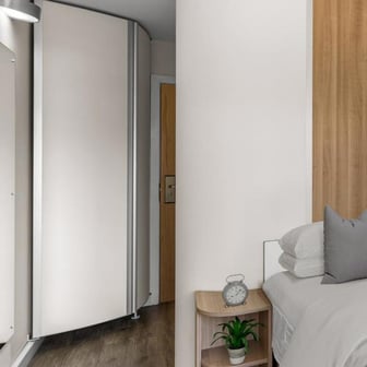 Silver En Suite - Image 1