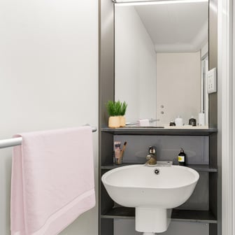 Gold En Suite - Image 4