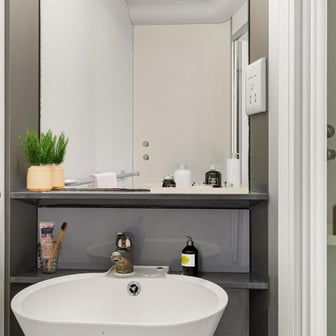 Gold En Suite - Image 4