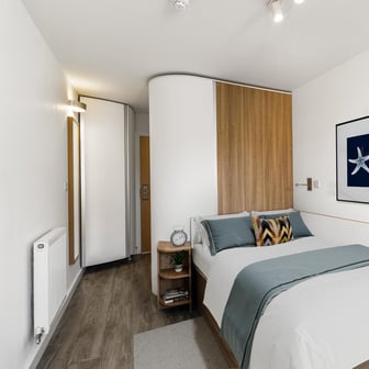 Gold En Suite - Image 1
