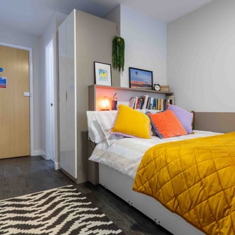 Gold En Suite - Image 1