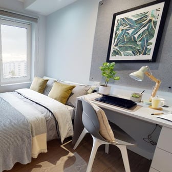 Gold En Suite - Image 1
