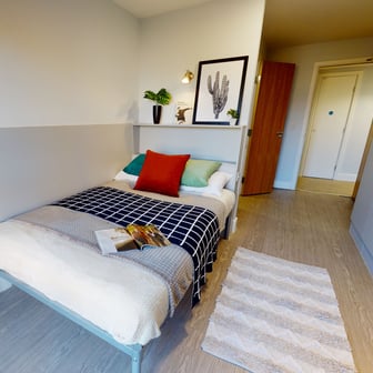 Silver En Suite - Image 1