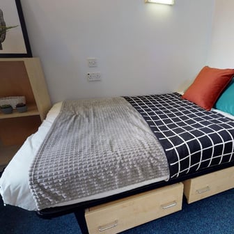 Silver En Suite - Image 1
