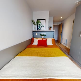 Penthouse En Suite - Image 1