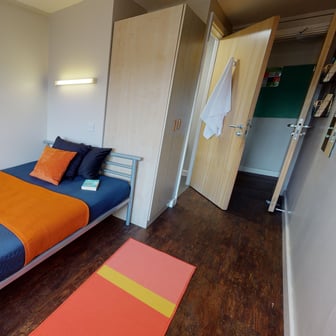 Bronze En Suite - Image 1