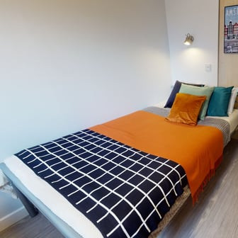 Silver En Suite - Image 1