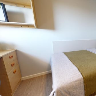 Gold En Suite - Image 1