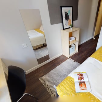 Silver 3 Bed Apartment - Image 1
