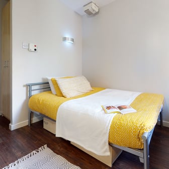 Silver En Suite-2627 - Image 1