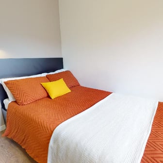 Bronze En Suite - Image 1