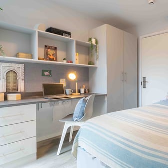 Silver 2 Bed Apt Plus - Image 1