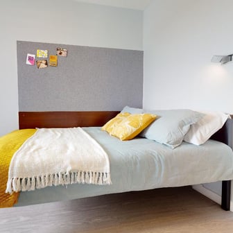 Gold En Suite - Image 1