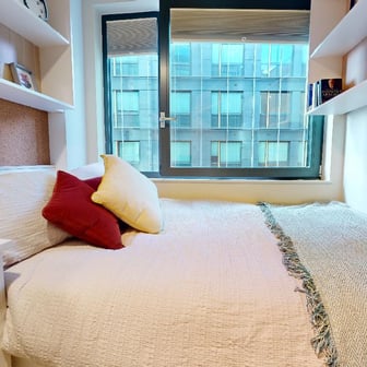 Silver 2 Bed Apt Plus - Image 1