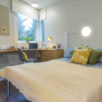 Gold En Suite - Image 1
