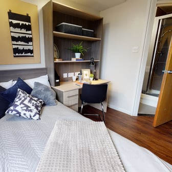 Bronze En Suite - Image 1