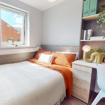 Gold En Suite - Image 1