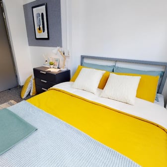1 Bed Apartment Plus - Image 1